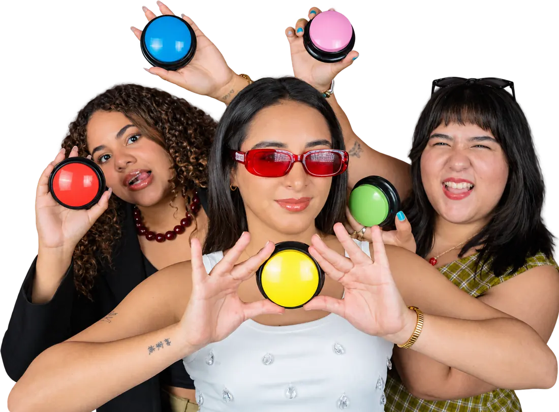 Las tres hosts de QUÉ FOMO! sosteniendo botones de colores