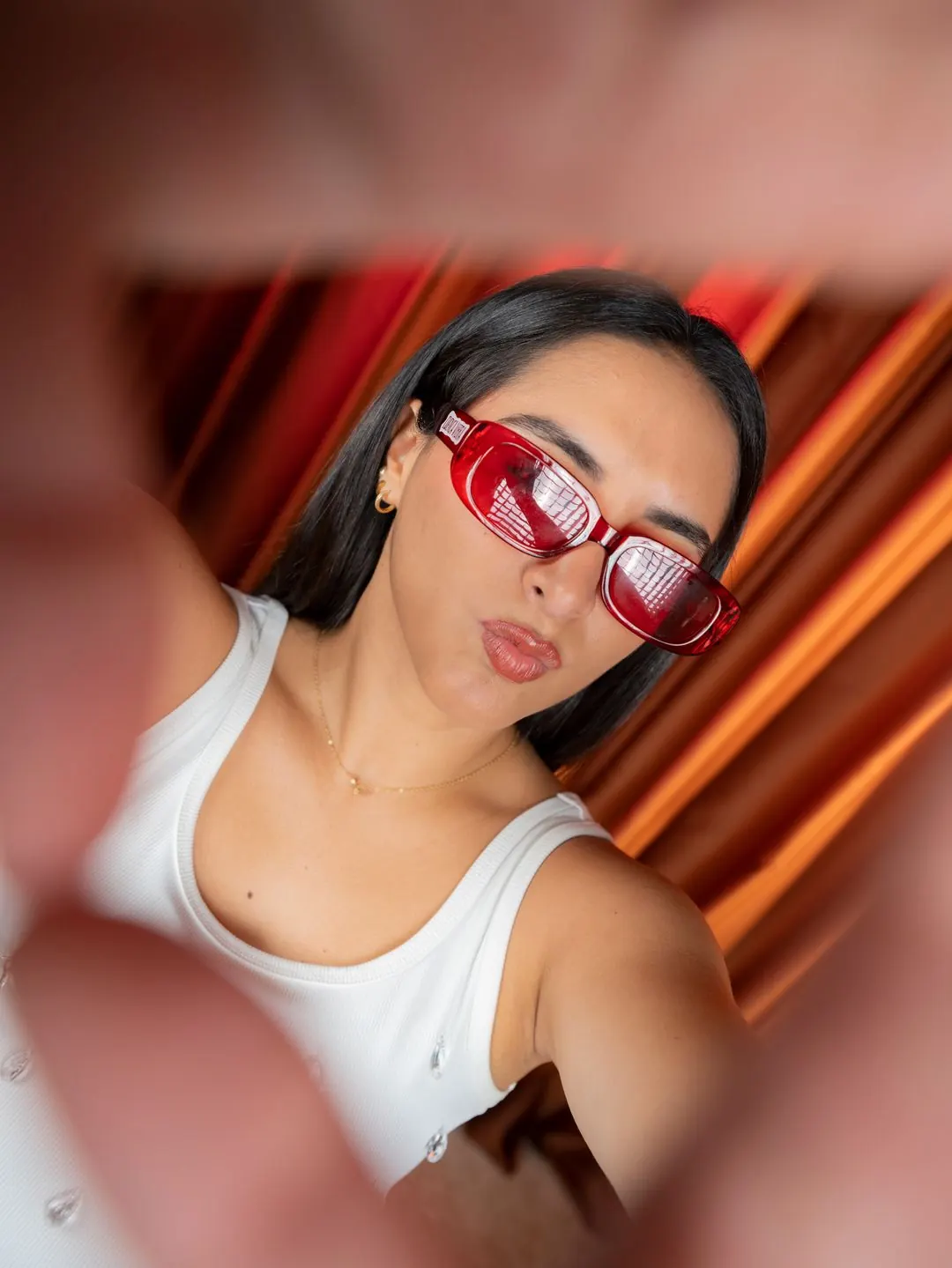 La que reacciona — host de QUÉ FOMO!