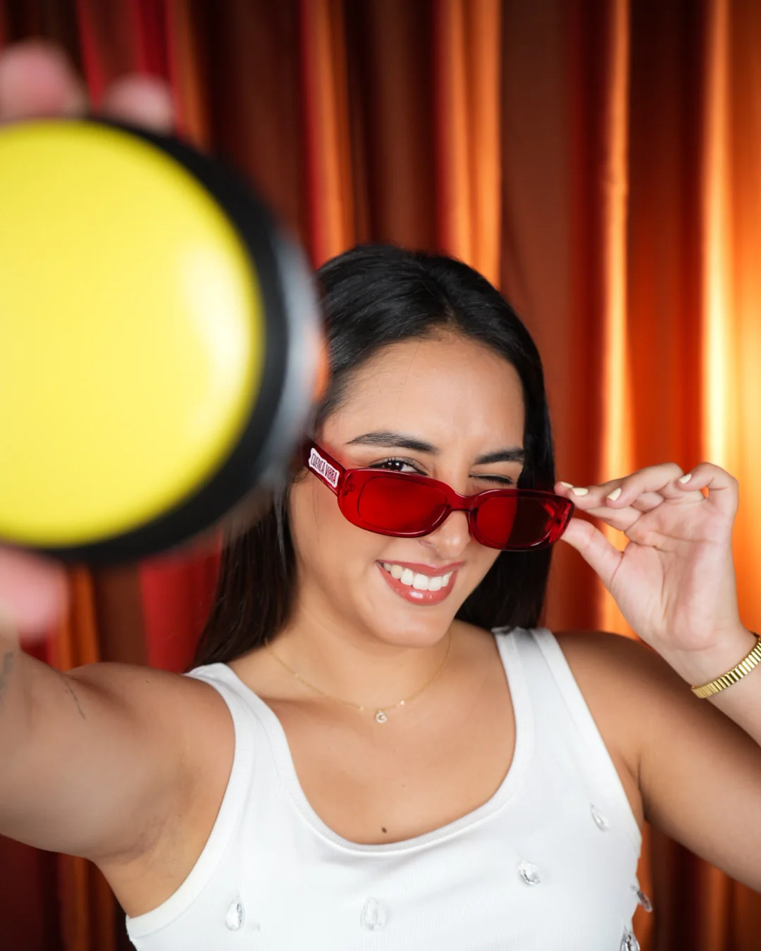 La que reacciona — host de QUÉ FOMO!