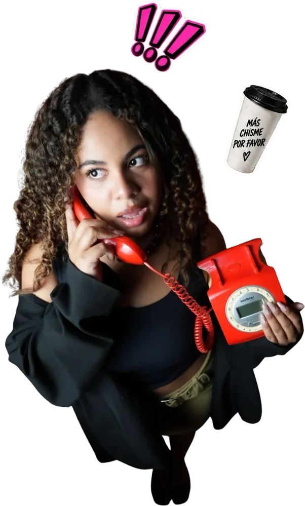 Una de las host de QUÉ FOMO! al teléfono junto a un vaso que dice más chisme por favor