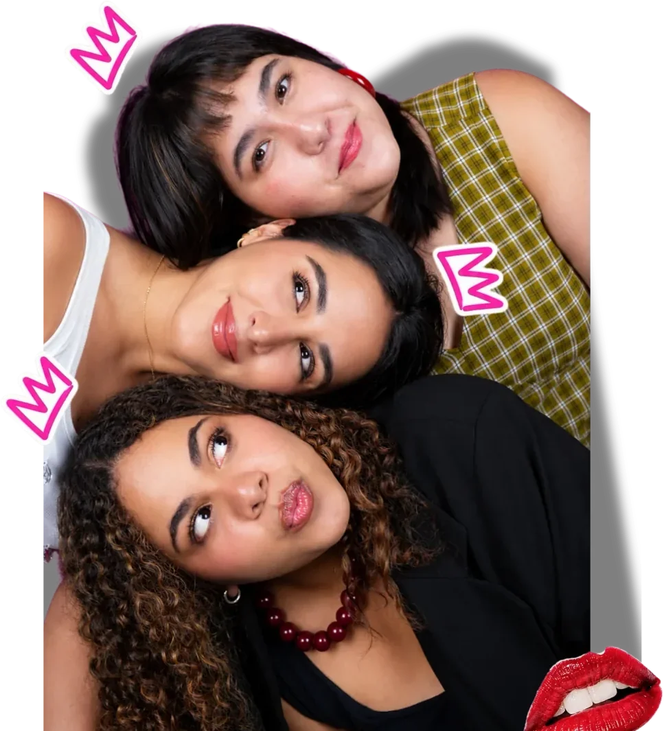 Las tres host de QUÉ FOMO! recostadas una sobre otra